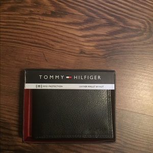 Tommy Hilfiger men’s wallet rfid